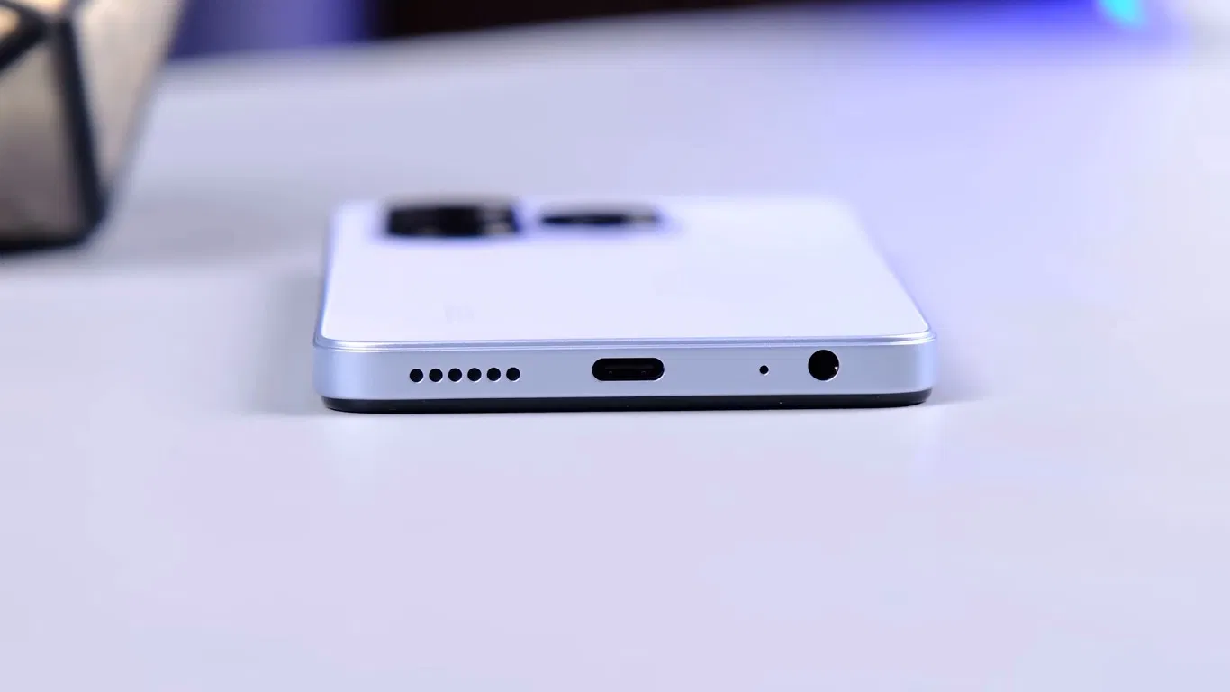 Cạnh dưới có chứa đầy đủ jack cắm tai nghe, cổng sạc, và loa ngoài (Ảnh: Internet)