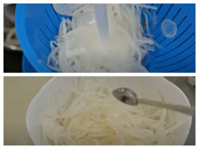 Trộn hành tây với gia vị. (Nguồn: Vành Khuyên Lê) Trộn hành tây với gia vị. (Nguồn: Vành Khuyên Lê)