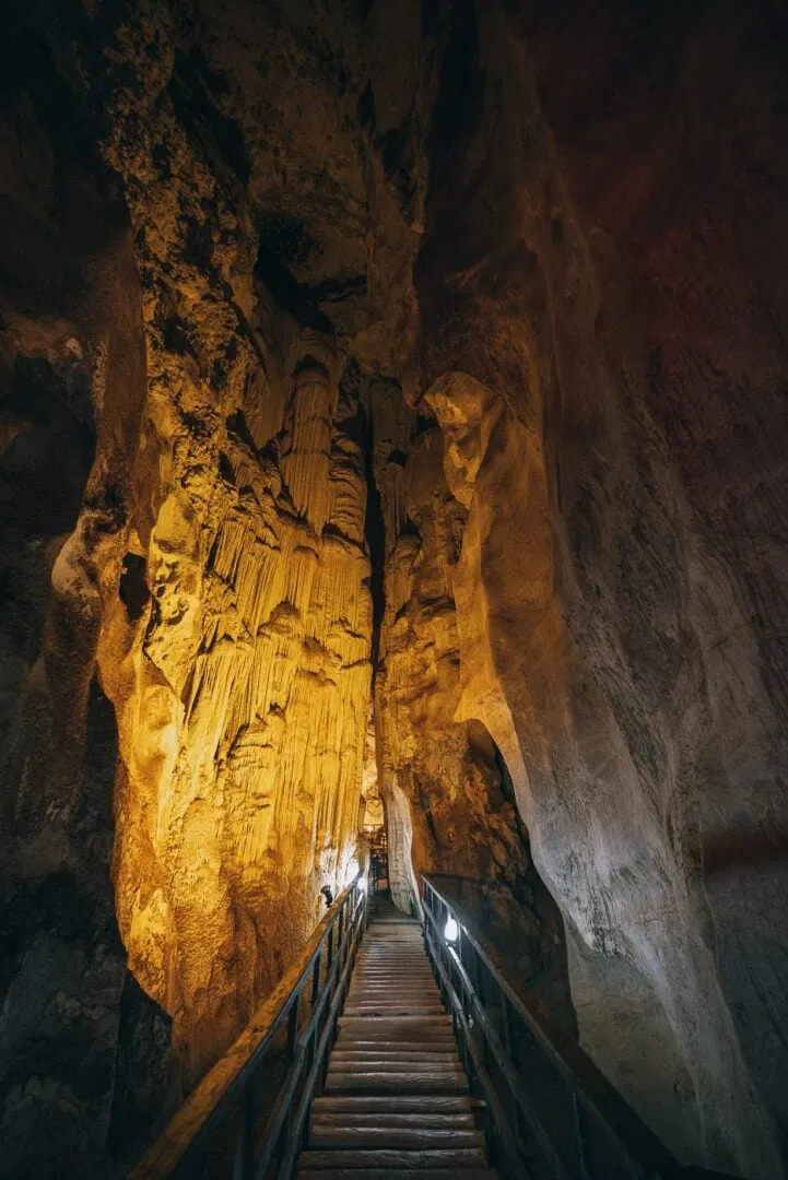 Lối đi hẹp bên trong hang (Ảnh: Internet) Lối đi hẹp bên trong hang (Ảnh: Internet)