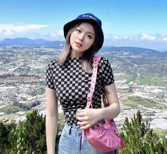 Là rich kid nên việc tậu đồ hiệu cũng là một điều dễ dàng với Chao.