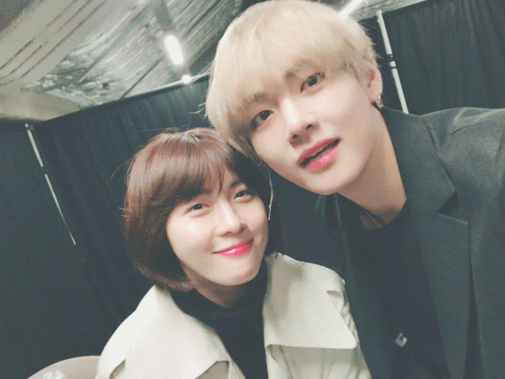 Dù hơn kém nhau khá nhiều tuổi nhưng điều đó không thể cản trở tình bạn đẹp giữa nữ diễn viên Ha Ji Won và nam idol V (BTS) phát triển.