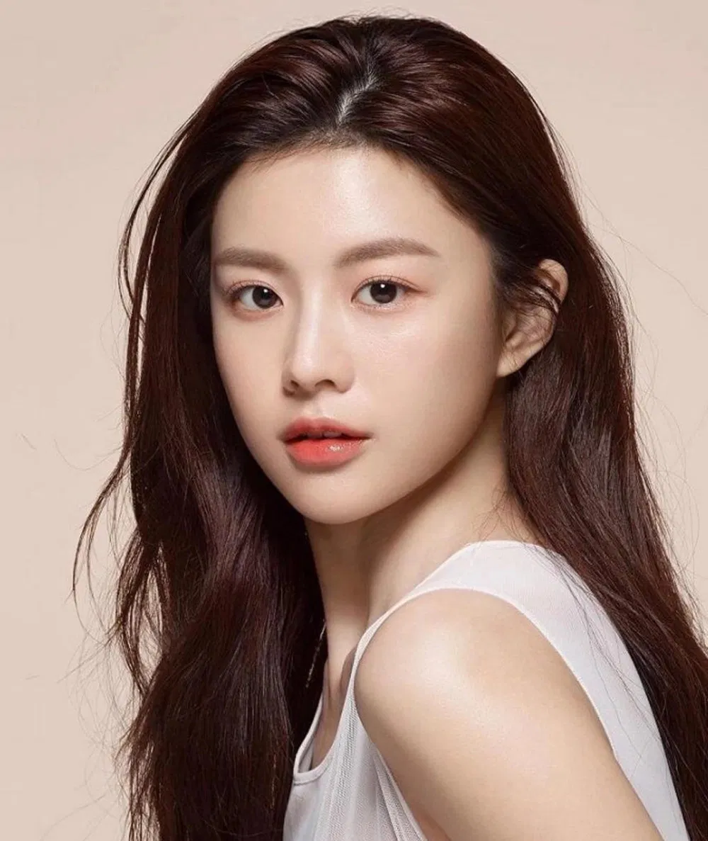 Go Yoon Jung gây chú ý nhờ vẻ đẹp đạt tỷ lệ vàng hoàn hảo cùng với khí chất hao hao đàn chị Jun Ji Hyun. (Ảnh: Internet)