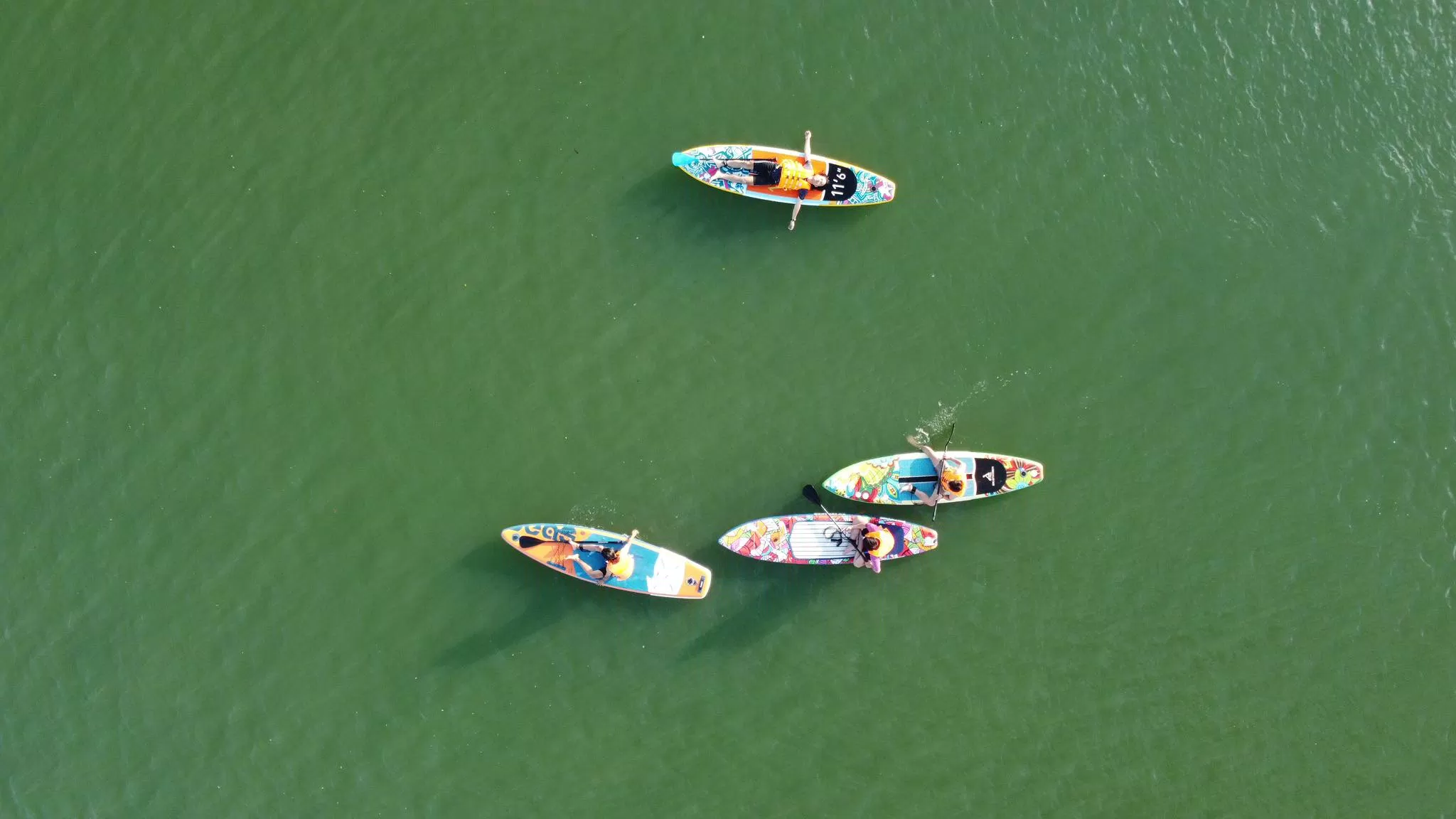 Chèo SUP tại 1992 Camping. (Nguồn: Internet) Chèo SUP tại 1992 Camping. (Nguồn: Internet)