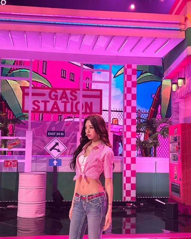 Lee Hyori thậm chí đùa rằng cô thấy bực mình vì Yuna đã thể hiện và biến nó trở thành bản hit riêng
