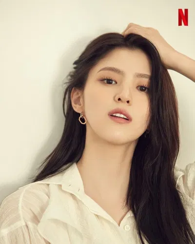 Dù sở hữu nhan sắc lay động lòng người, được toàn dàn nghệ sĩ Kbiz mến mộ, song Han So Hee lại không nghĩ mình xinh đẹp.