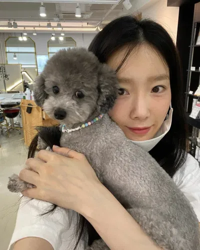 Taeyeon hiện đang sống 1 mình cùng chú chó Zero tại căn hộ sang trọng, đầy đủ tiện nghi.