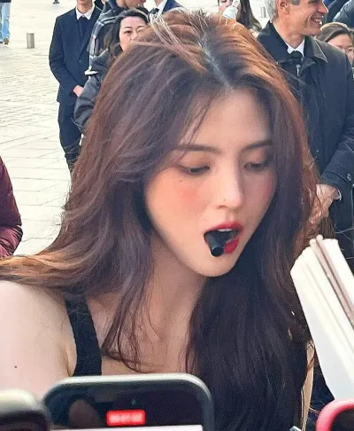 khoảnh khắc Han So Hee cắn nắp bút để ký tặng fan đang viral khắp các trang mạng xã hội.