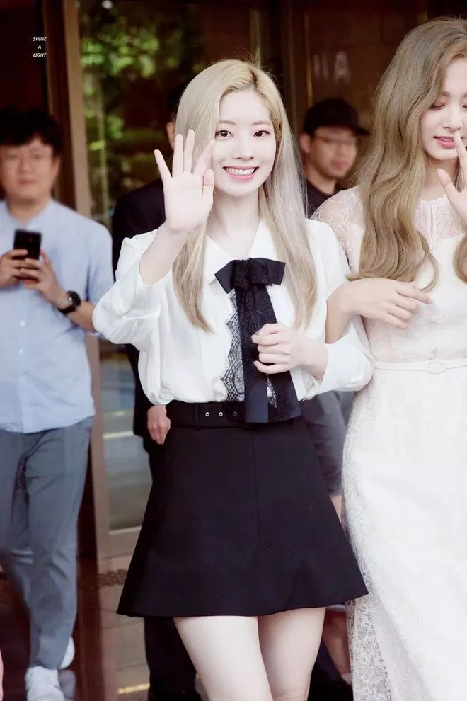 Dahyun vốn có biệt danh "đậu hũ" do cô nàng là thành viên trắng nhất nhóm.