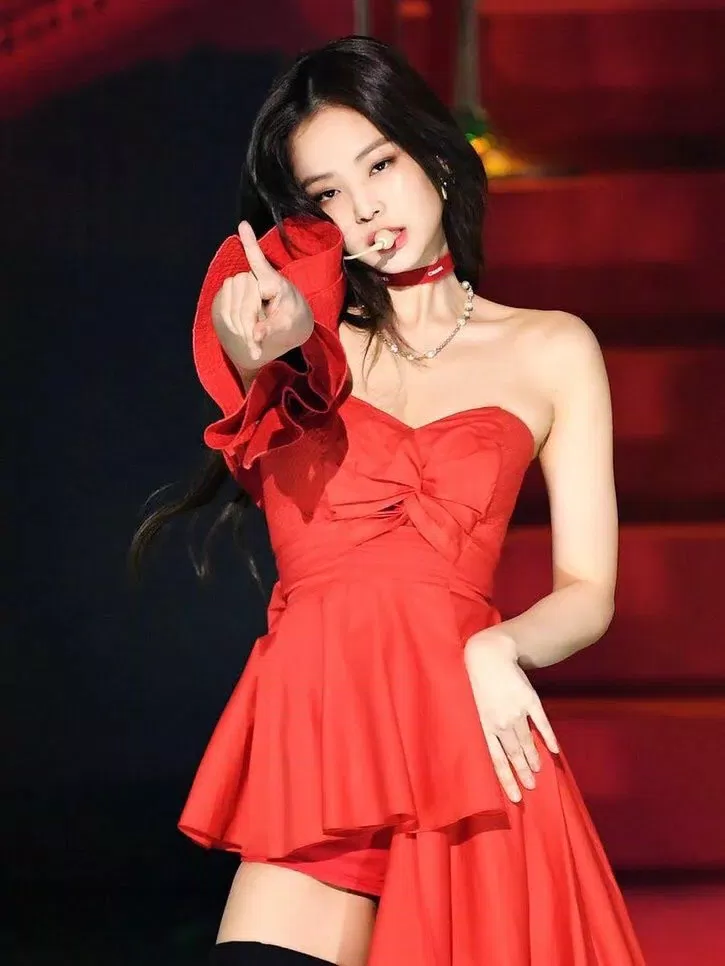 Jennie là một trong những idol đầu tiên được khen ngợi có bờ vai vuông, sang chảnh.