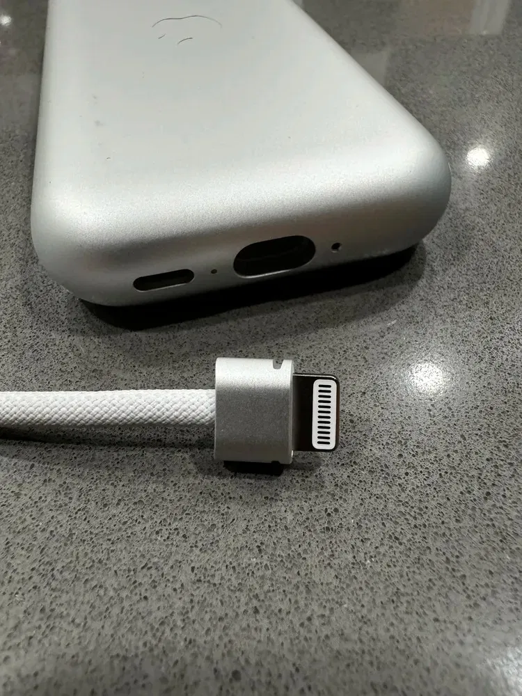 Tháo cáp rất đơn giản chỉ cần một cây lấy SIM (Ảnh: Internet) Tháo cáp rất đơn giản chỉ cần một cây lấy SIM (Ảnh: Internet)