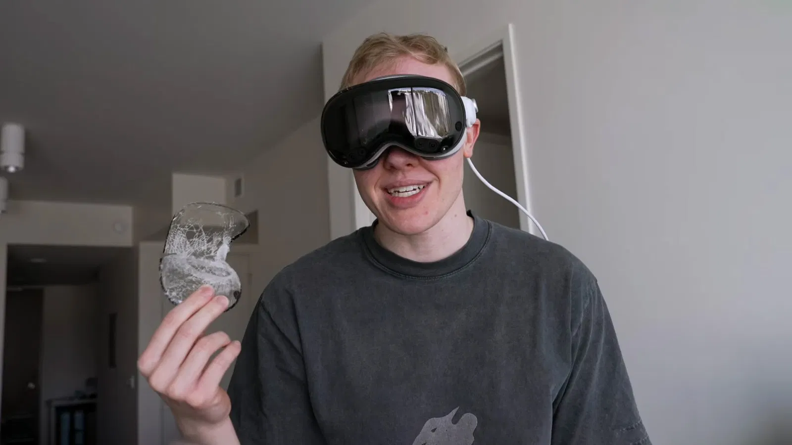 Sau khi lột lớp kính bên ngoài thì Vision Pro vẫn hoạt động mượt mà (Ảnh: Internet)