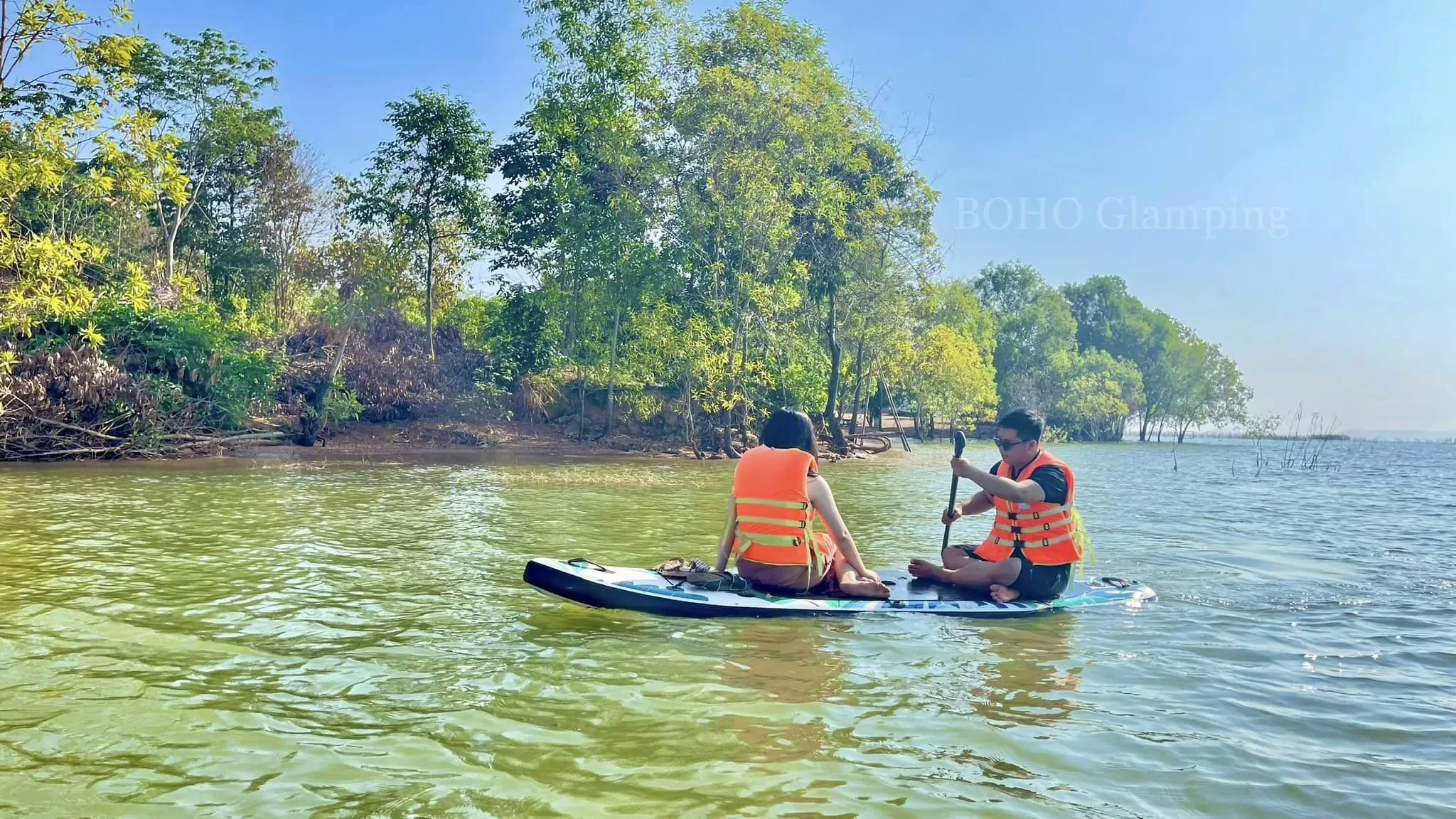 Chèo SUP ở Boho Glamping. (Nguồn: Internet)