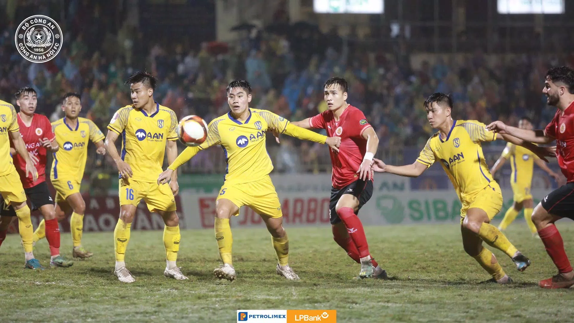 Bùi Hoàng Việt Anh thi đấu ân tượng ở cả phòng ngự và tấn công (Ảnh: Internet) Bùi Hoàng Việt Anh thi đấu ân tượng ở cả phòng ngự và tấn công (Ảnh: Internet)