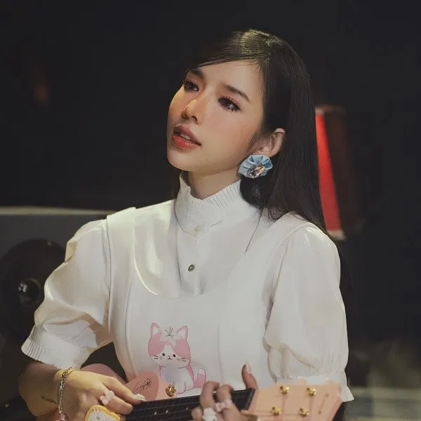 Lyly vì quá "lụy" phim nên đã sáng tác một ca khúc cho Mai và Sâu (Ảnh: Internet) Lyly vì quá "lụy" phim nên đã sáng tác một ca khúc cho Mai và Sâu (Ảnh: Internet)