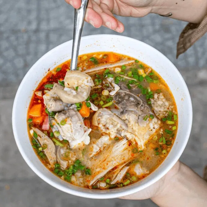 Quán cháo bò Huế 32 Cù Chính Lan - Ảnh: Loship