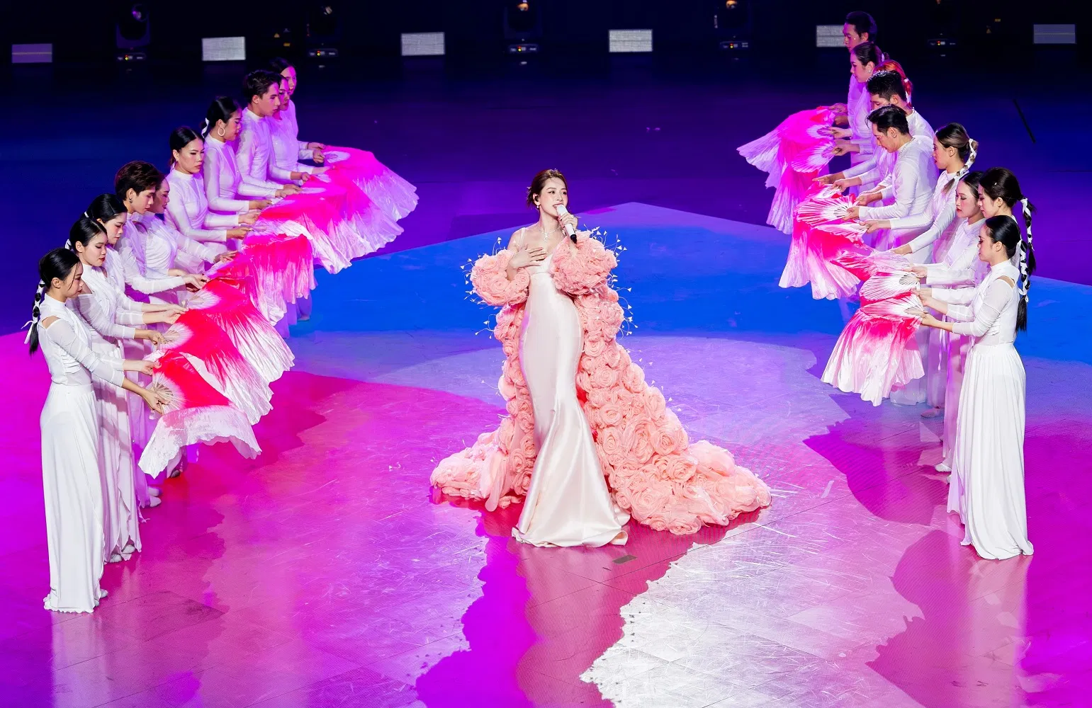 Chi Pu tại đêm chung kết và trao giải chương trình "Đạp gió" bản Việt (Ảnh: Ban Tổ chức).