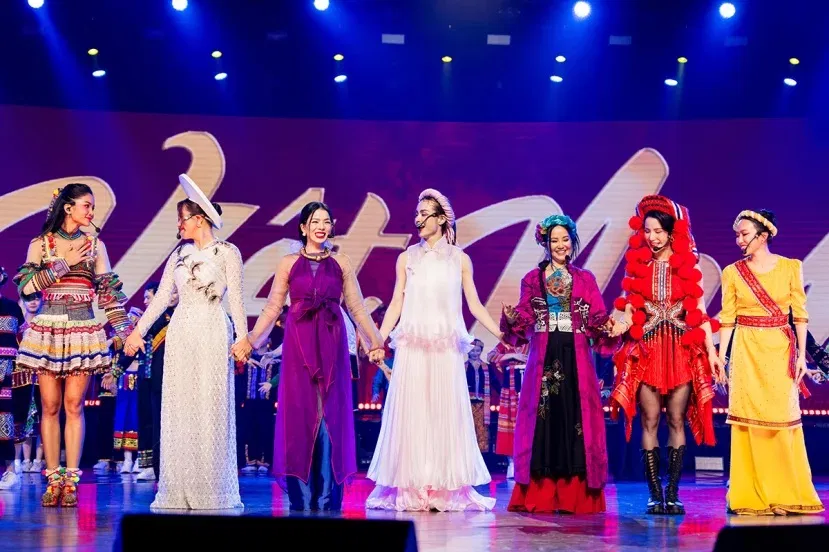 Nhóm MLee thêm 2 bài hát là Máu Đỏ Da Vàng và Tôi Yêu vào bản mashup Tiếng Việt và Thư Pháp. (Ảnh: Internet)