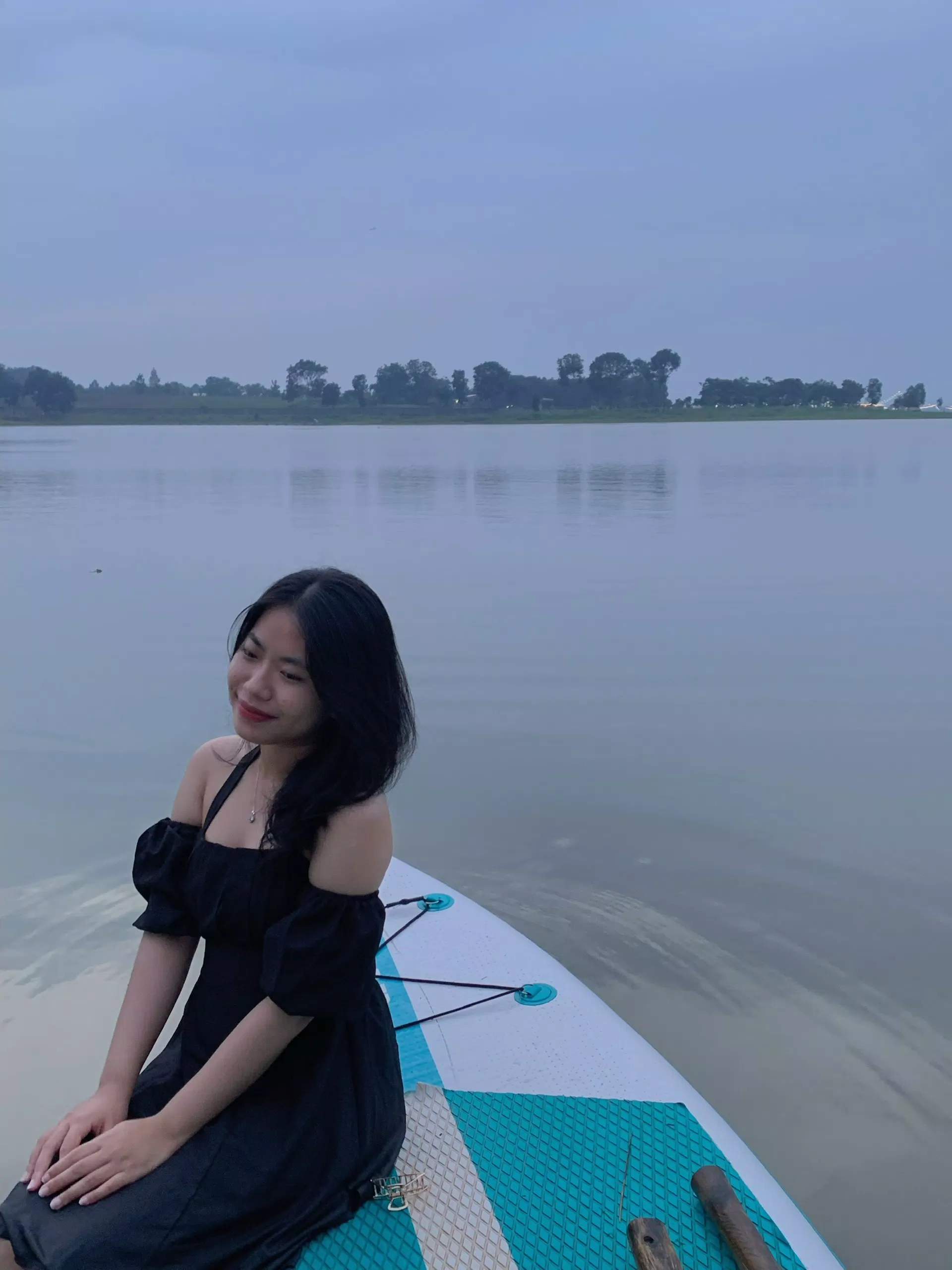 Bạn có thể "thả dáng" trên thuyền SUP. (Nguồn: tác giả) Bạn có thể "thả dáng" trên thuyền SUP. (Nguồn: tác giả)