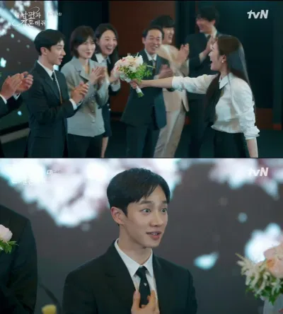Hee Yeon bắt được hoa cưới liền tặng luôn cho Eun Ho (Ảnh: Internet) Hee Yeon bắt được hoa cưới liền tặng luôn cho Eun Ho (Ảnh: Internet)