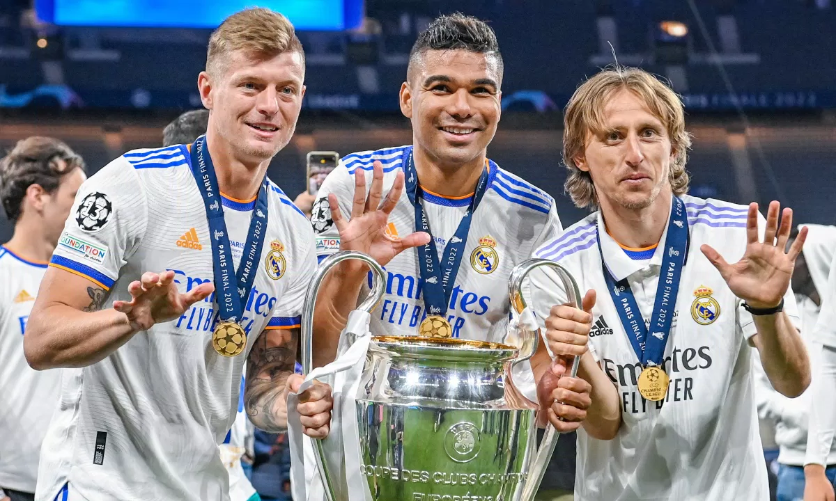 Kroos cùng chiếc cúp bạc Champions League (ảnh: Internet)