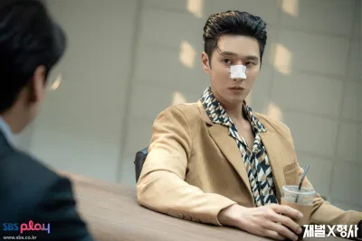 Jin Yi Soo bị Lee Kang Hyun đánh gãy mũi. Nguồn: Internet