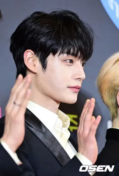 Mở màn phải kể đến màn "giao lưu võ thuật" của fandom ZB1 khi có bạn fan hét to yêu cầu Kim Jiwoong rời nhóm sau vụ lùm xùm chửi thề.