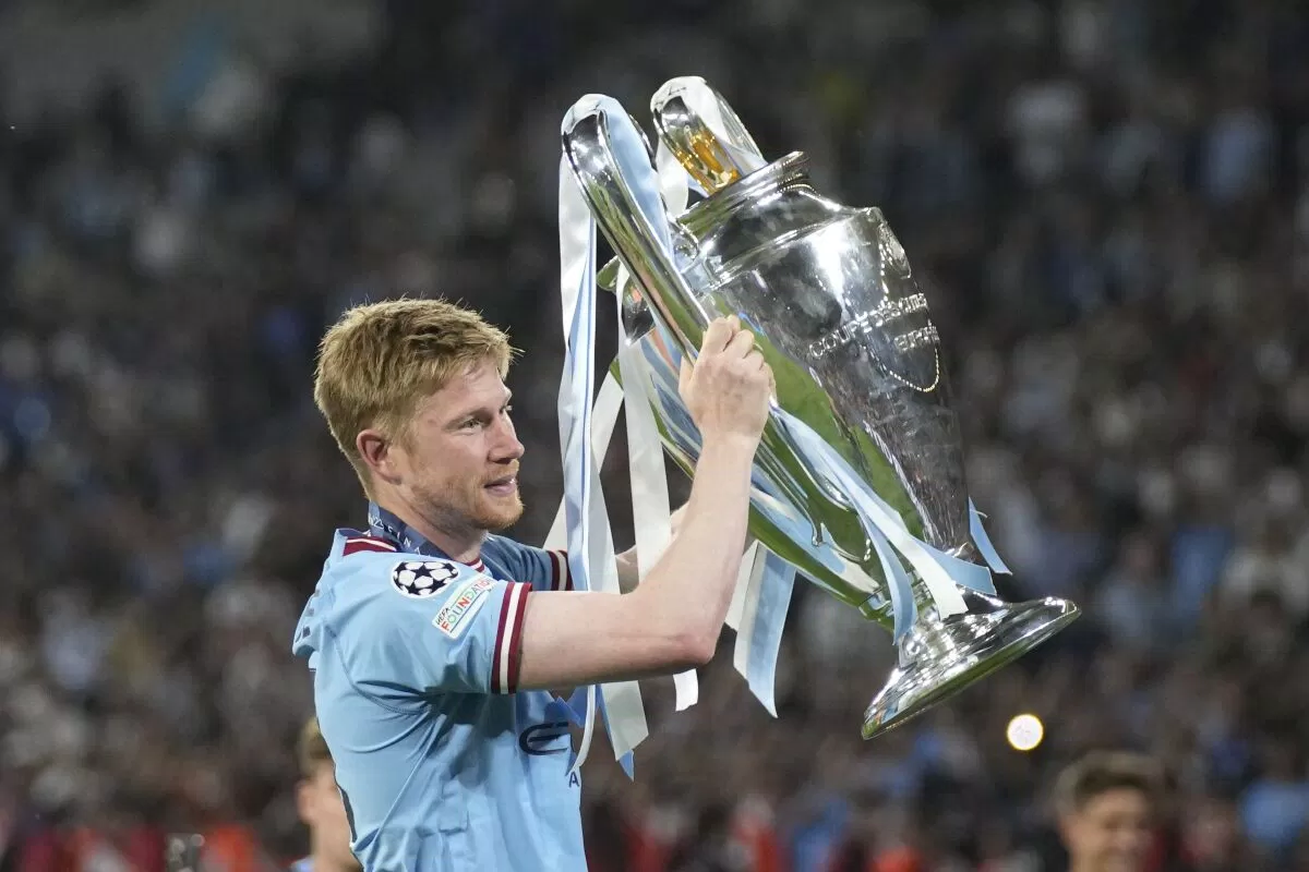 Kevin De Bruyne cùng những danh hiệu và chiếc cúp danh giá (ảnh: Internet)