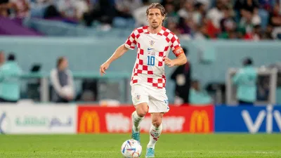 Lối đá ấn tượng của Luka Modric luôn là vũ khí lợi hại trên sân bóng (ảnh: Internet) Lối đá ấn tượng của Luka Modric luôn là vũ khí lợi hại trên sân bóng (ảnh: Internet)