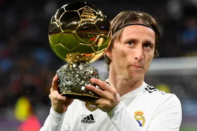 Luka Modric cùng Quả bóng vàng đầy danh giá (ảnh: Internet) Luka Modric cùng Quả bóng vàng đầy danh giá (ảnh: Internet)