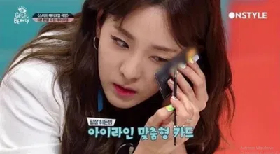 Sandara còn gây sốc khi công khai thẻ đen, sử dụng black card để make up trên sóng truyền hình.