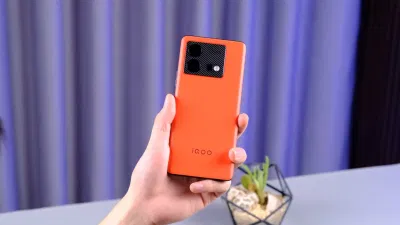 iQOO Neo 8 được làm với họa tiết giả da (Ảnh: Internet)