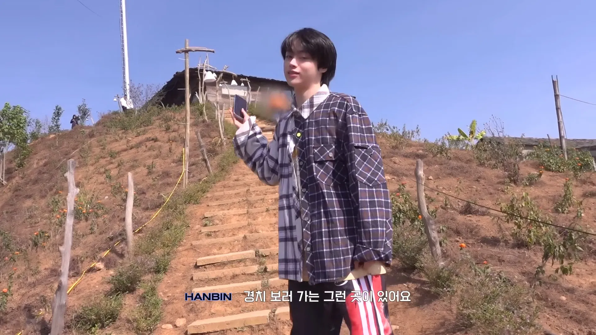 Hanbin rất khéo léo khi lồng những hình ảnh đậm chất của Việt Nam...