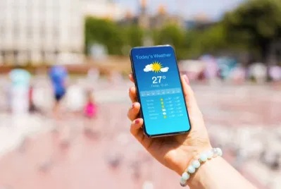 Kiểm tra thời tiết trước chuyến đi (Nguồn: Internet) Kiểm tra thời tiết trước chuyến đi (Nguồn: Internet)