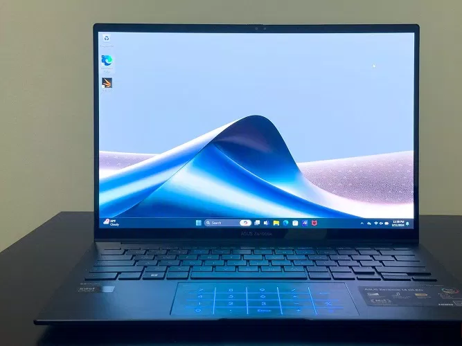 Màn hình OLED của ASUS Zenbook 14 (Ảnh: Internet) Màn hình OLED của ASUS Zenbook 14 (Ảnh: Internet)