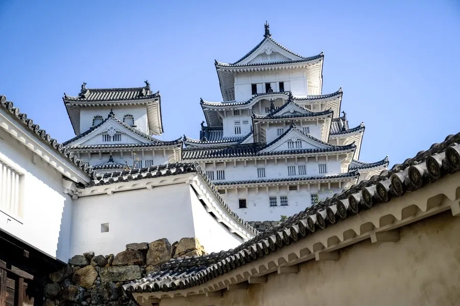 Lâu đài Himeji nổi lên giữa những bức tường trắng (Ảnh: Internet) Lâu đài Himeji nổi lên giữa những bức tường trắng (Ảnh: Internet)