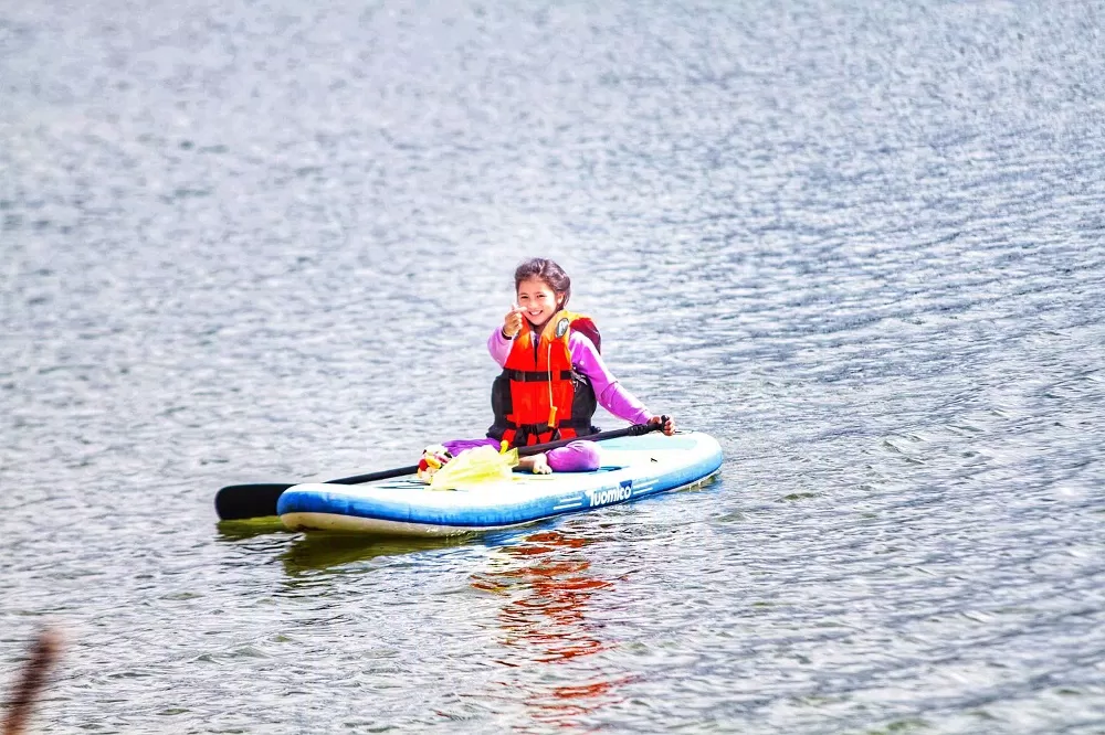 Chèo SUP trên hồ. (Nguồn: Internet) Chèo SUP trên hồ. (Nguồn: Internet)