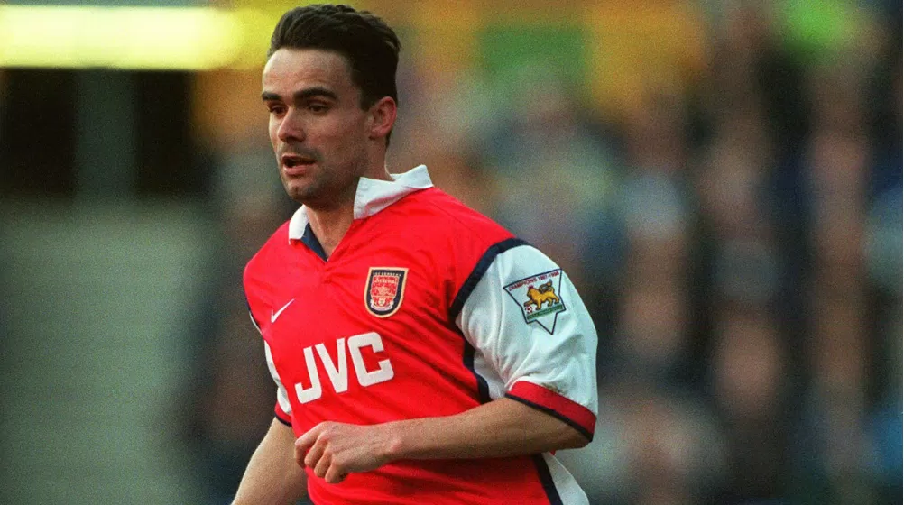 Cựu cầu thủ Marc Overmars từ Ajax chuyển tới Arsenal rồi đến Barcelona – đó là kế hoạch ban đầu của De Jong (Ảnh: Internet)