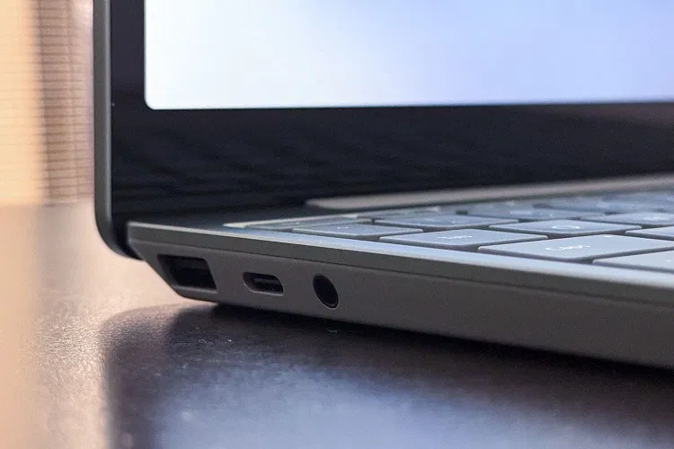 Các cổng của Surface Laptop Go 3 (Ảnh: Internet) Các cổng của Surface Laptop Go 3 (Ảnh: Internet)
