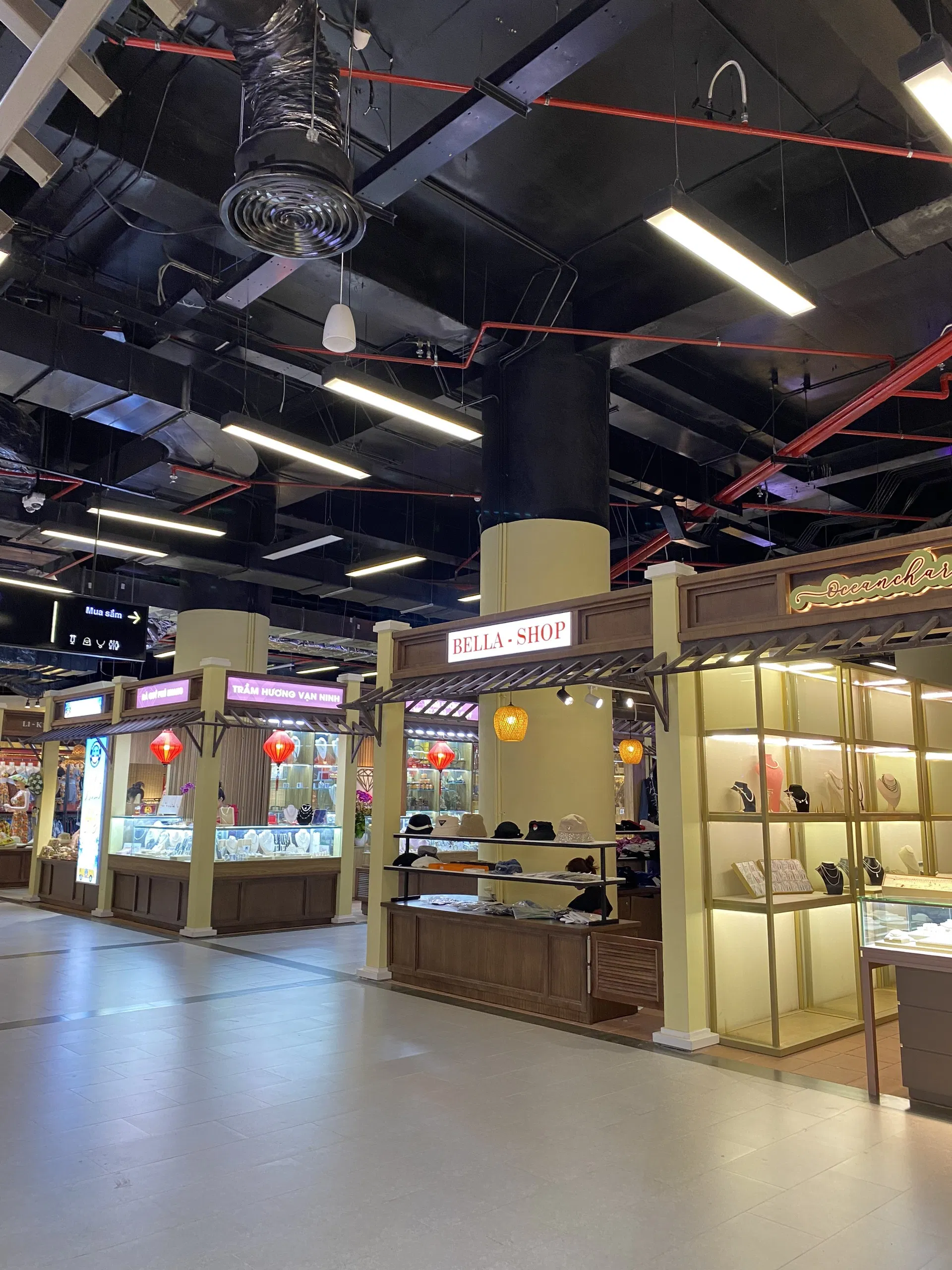 Các gian hàng bên trong Vinpearl Market. (Nguồn: Tác giả) Các gian hàng bên trong Vinpearl Market. (Nguồn: Tác giả)