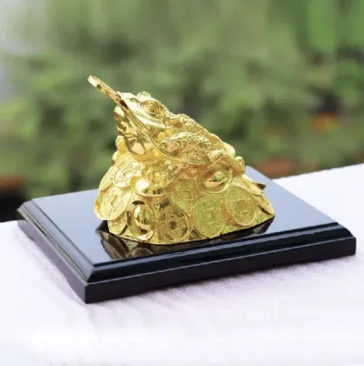 Mua vật phẩm phong thủy ngày Vía Thần Tài để may mắn (Ảnh: Internet)