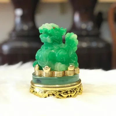 Mua vật phẩm phong thủy ngày Vía Thần Tài để may mắn (Ảnh: Internet)