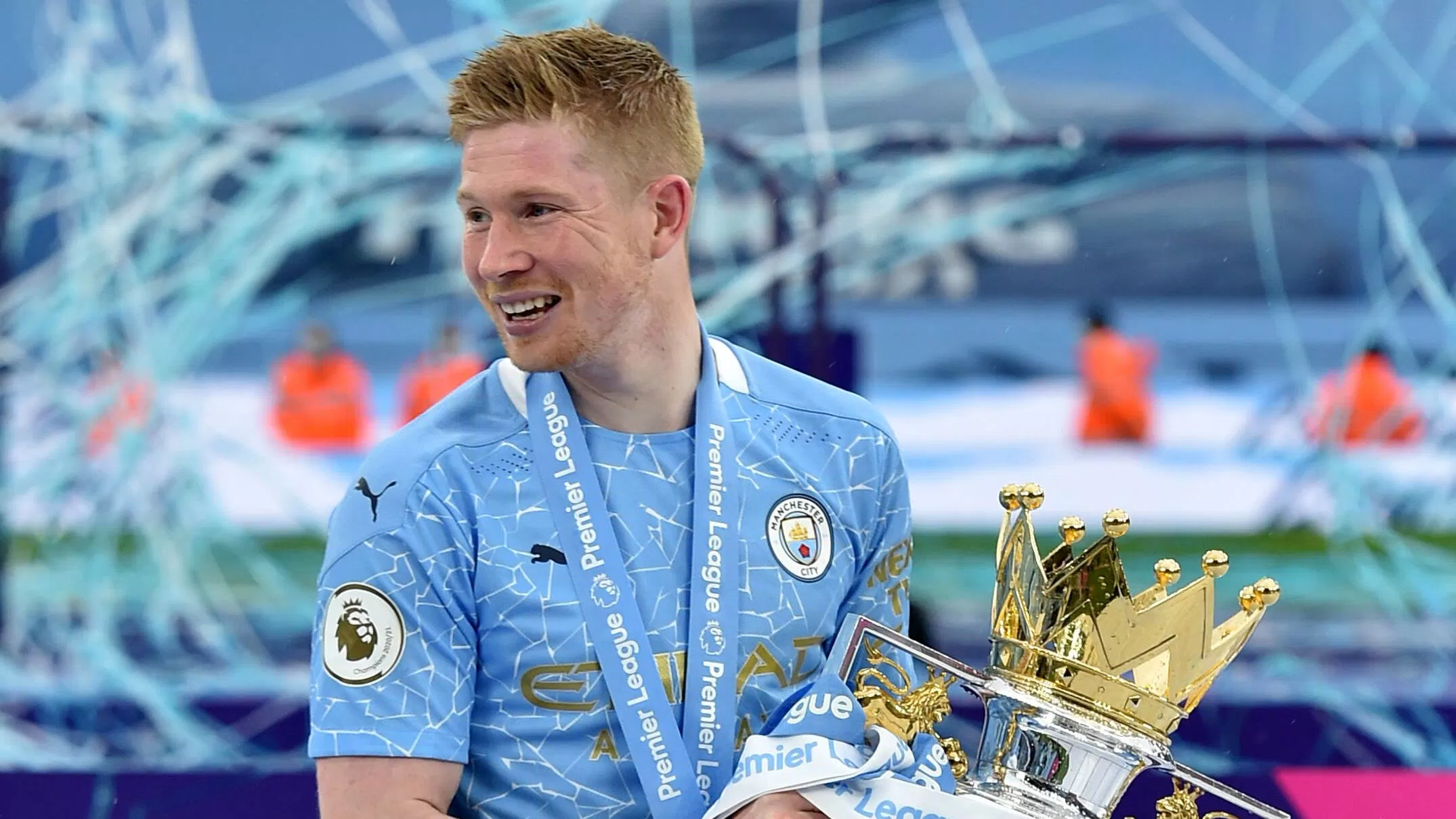 Kevin De Bruyne cùng chiếc cúp Ngoại hạng Anh (ảnh: Internet)