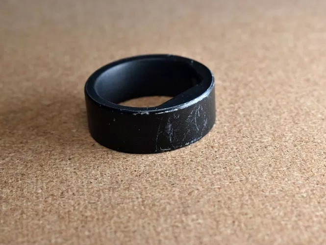 Circular Ring Slim bị xước ở mặt dưới (Ảnh: Internet)