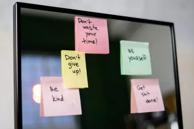 Bạn có thể sử dụng các màu khác nhau của Post-Its để dán những câu nói truyền động lực cho bạn mọi nơi.(Nguồn: Internet)