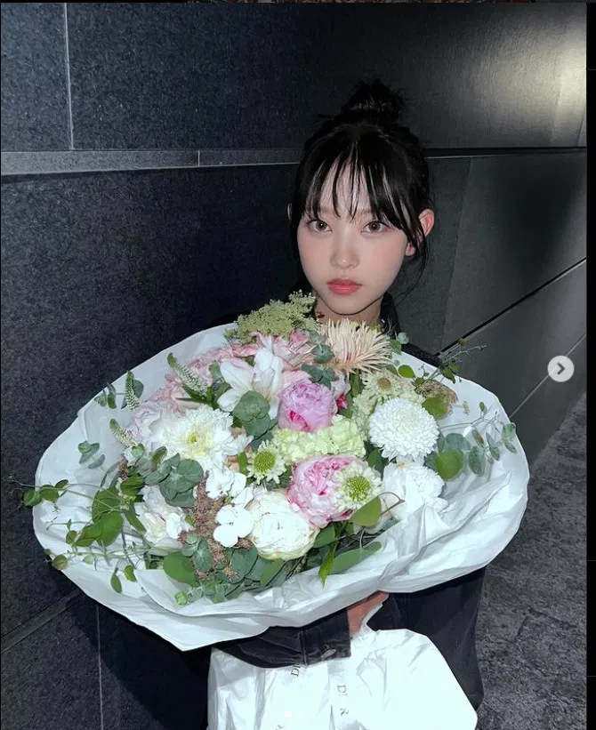 Dân tình nghi ngờ bó hoa này do ADOR chuẩn bị khi các thành viên còn lại cũng nhận được tương tự từ các nhãn hàng khác nhau.
