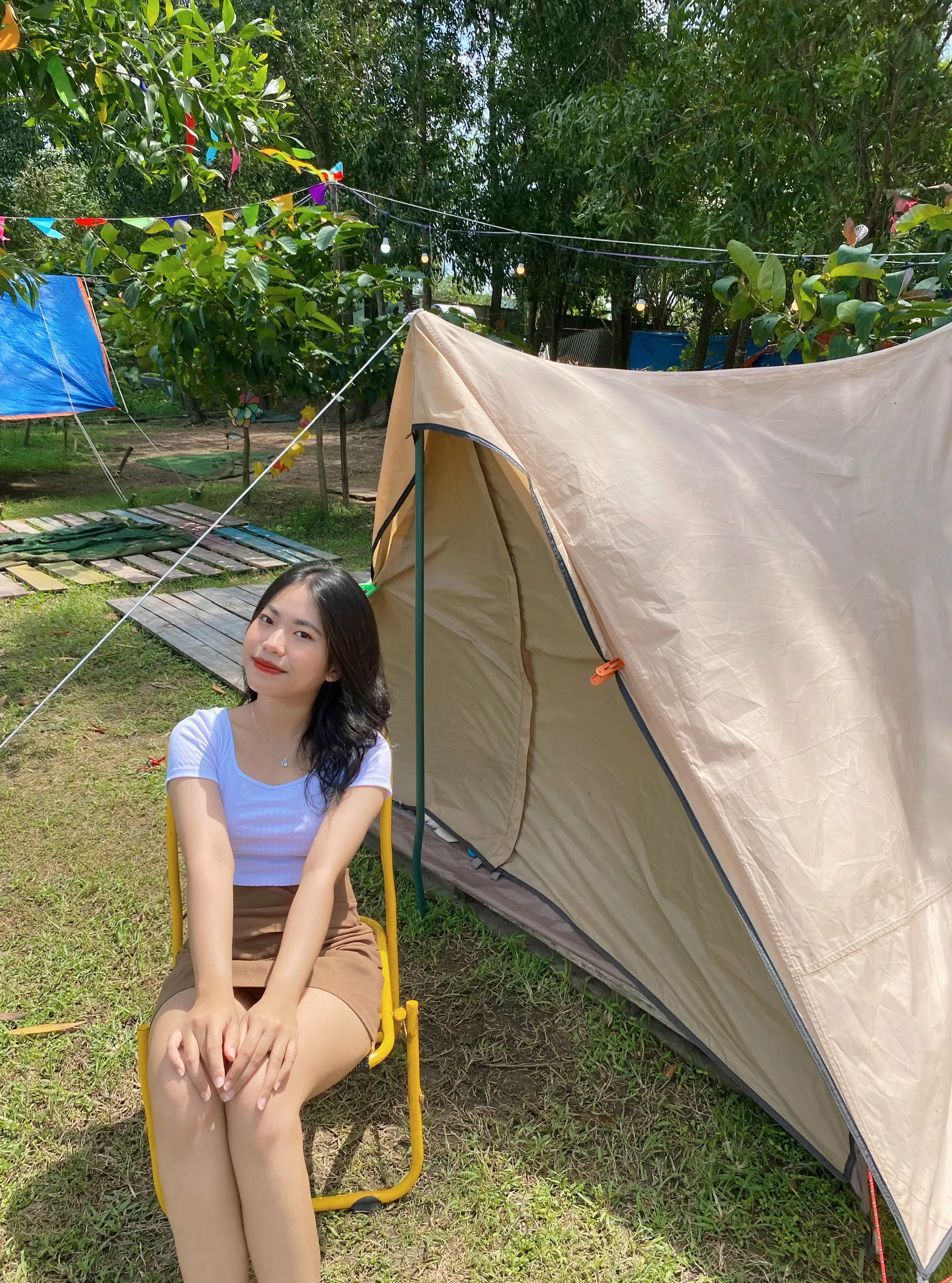 "Sống ảo" bên lều. (Nguồn: tác giả) "Sống ảo" bên lều. (Nguồn: tác giả)