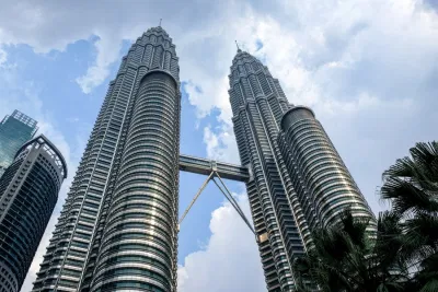 Tháp đôi Petronas nhìn từ dưới lên (Ảnh: Internet) Tháp đôi Petronas nhìn từ dưới lên (Ảnh: Internet)