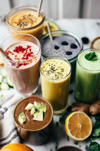 Uống nước ép rau củ cung cấp cho cơ thể nguồn dinh dưỡng nhanh chóng để tăng cường năng lượng tinh thần và thể chất.(Nguồn: Internet)