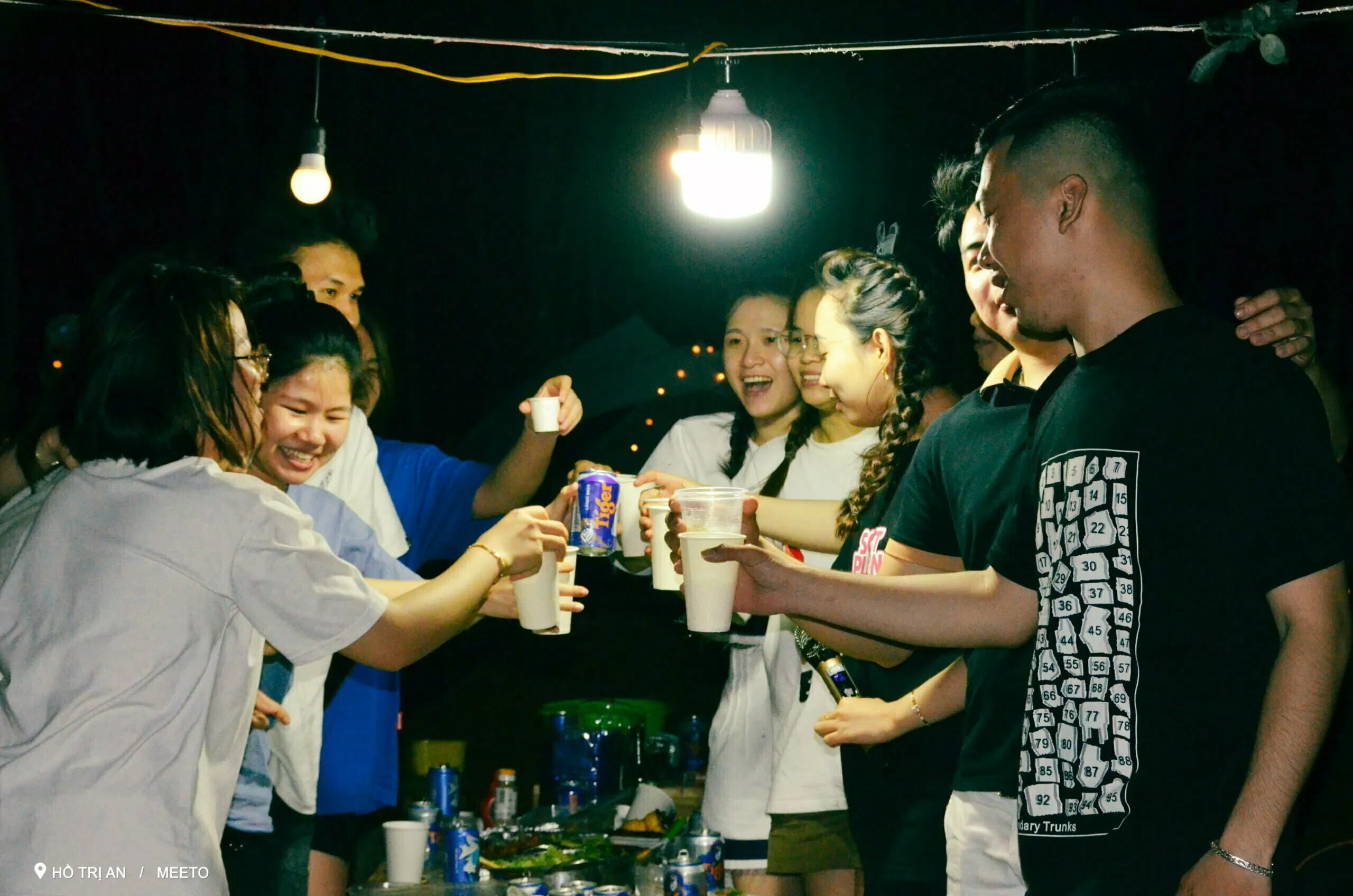 Ăn uống và trò chuyện cùng bạn bè. (Nguồn: Internet) Ăn uống và trò chuyện cùng bạn bè. (Nguồn: Internet)