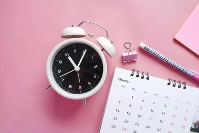 Đặt đồng hồ báo thức xa tầm tay sẽ buộc bạn phải đứng dậy.(Nguồn: Internet)